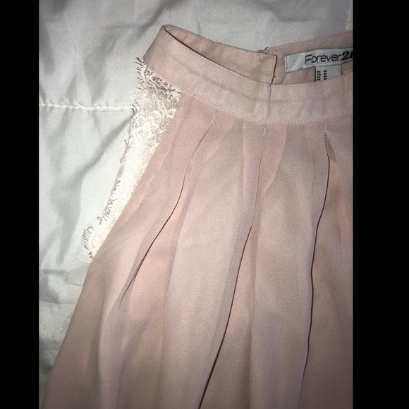 Pretty pink dress with lace accent in collar - Picture 2 of 2